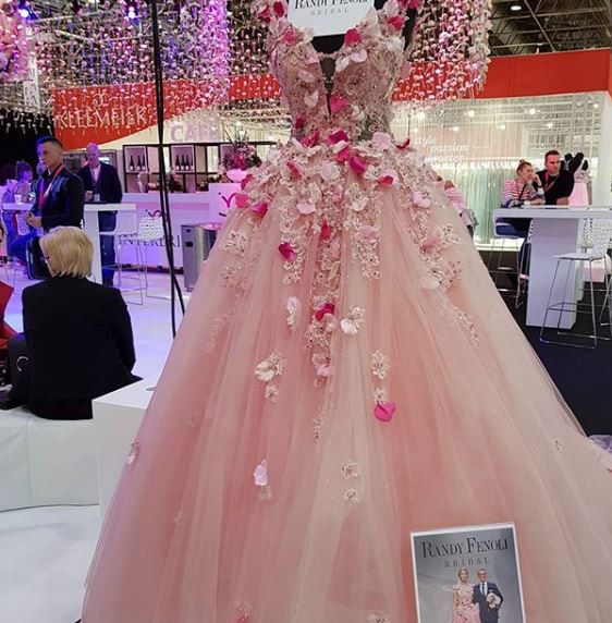 Braut- und Abendmode Boev in Offenburg, Fashion Fair, rosa Brautkleid